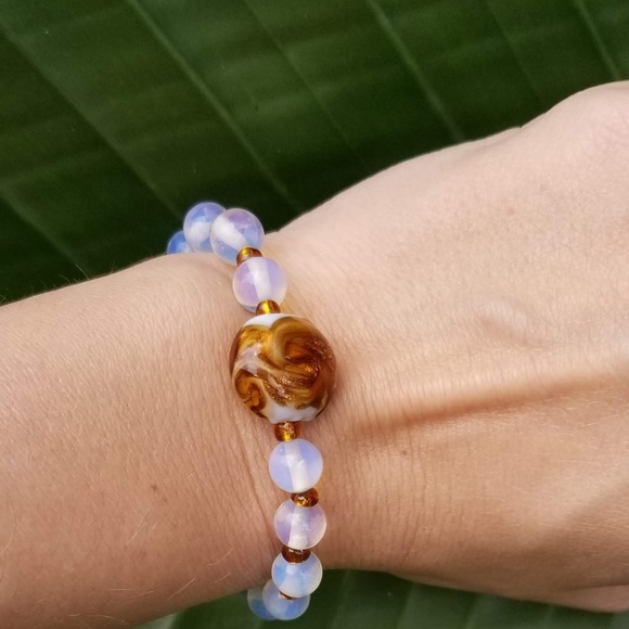 Beaded bracelet with crystal center bead - Picture 3 of 3